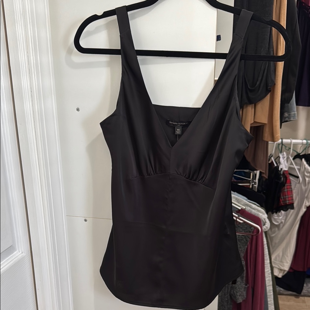 Banana Republic SHIRRED SILKY SIDE ZIPPER TANK Elegant Black Top WITH TAGS